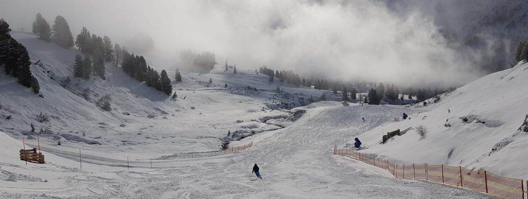 Zum Saisonstart im Teilbetrieb sind die Skipässe ermäßigt.