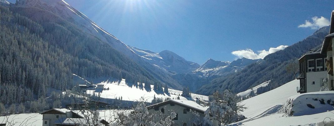 winterliche Landschaft mit Blick zum Hintertuxer Gletscher