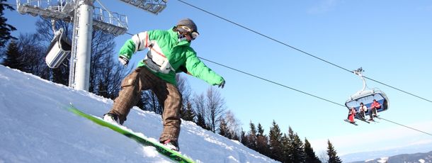 Ob auf den Pisten oder im Snowpark, auch für Snowboarder ist das Maribor Pohorje Skigebiet gut geeignet.
