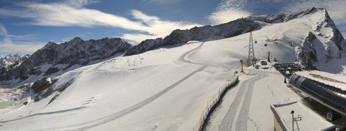 In eine wei&szlig;e Winterlandschaft hat sich der Rettenbachgletscher in S&ouml;lden verwandelt. Am Schlepplift Karleskogel (rechts oben im Bild) soll am 9. September der Skibetrieb starten.