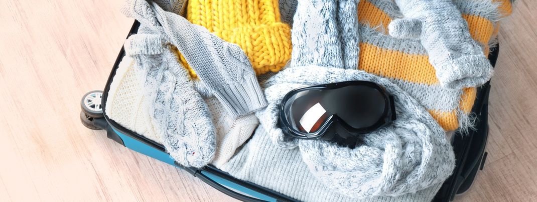 Bei der Wahl der Ski-Garderobe ist es empfehlenswert, auf das altbewährte Zwiebel-Look-Prinzip zu setzen.