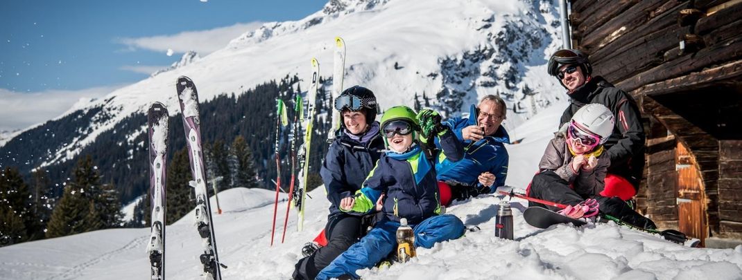 Spiel und Spaß mit der ganzen Familie hat man in diesen 10 Schweizer Skigebieten.