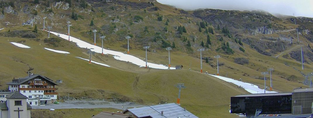 Zweistellige Temperaturen machen aktuell Weltcuprennen in Lech-Zürs unmöglich.