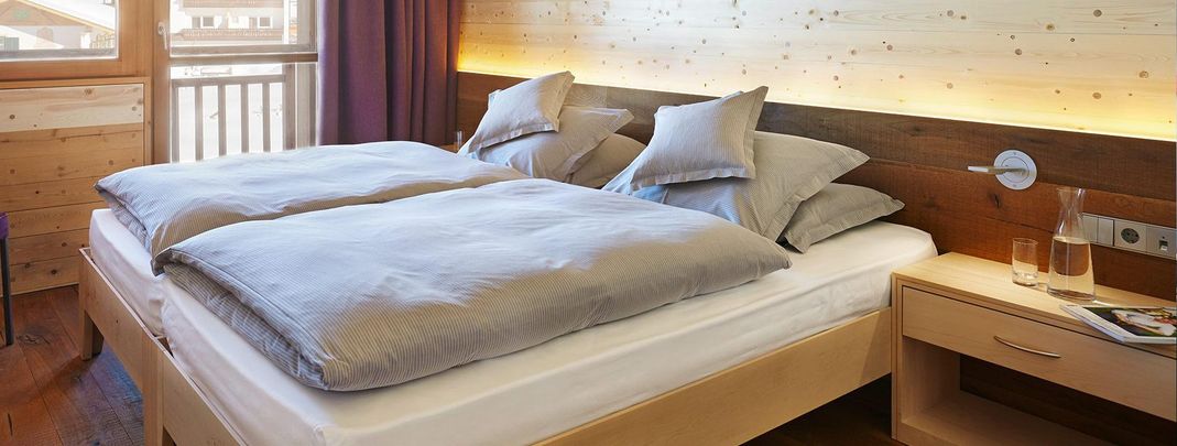 Im Seiser Alm Urthaler wird besonderer Wert auf die Verwendung natürlichen Materialien wie Holz, Glas und Naturstein gelegt.