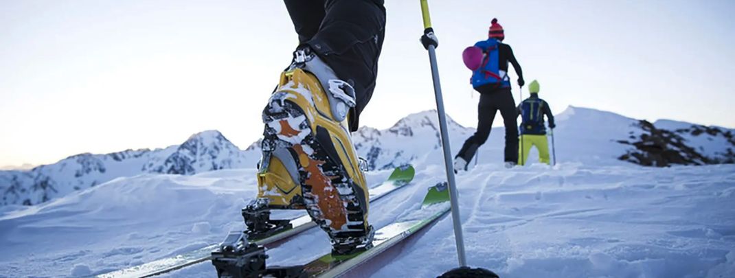 Skitourengeher gelangen im Ultental vom Talboden aus bis hoch zu den Berggipfeln.