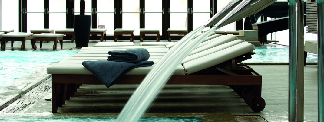 Spa-Vergnügen nach dem Skitag. Im Bild die Badehalle in der Therme Meran.