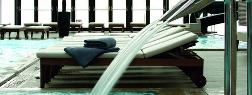 Spa-Vergnügen nach dem Skitag. Im Bild die Badehalle in der Therme Meran.