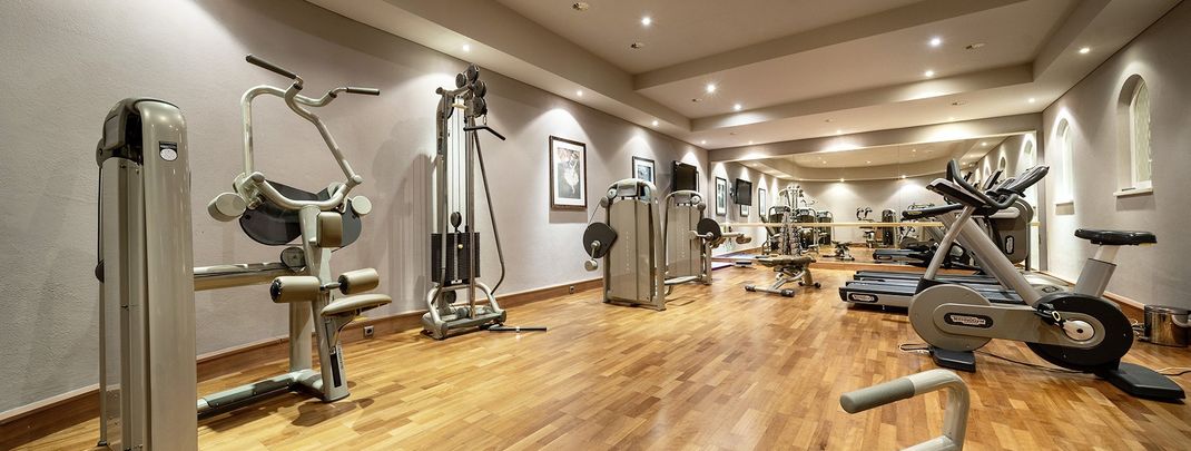 Fitnessraum mit modernen Geräten in der Krone von Lech