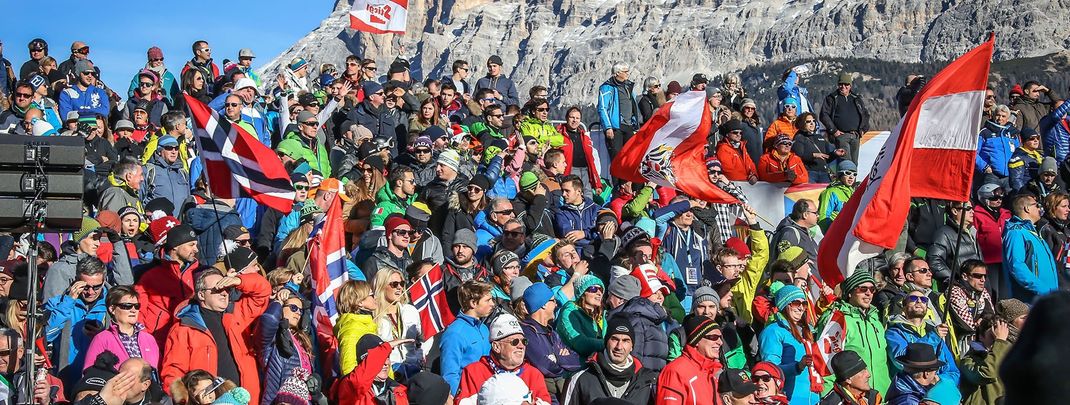 Zuschauern beim Ski-Weltcup Alta Badia werden nicht nur spektakuläre Rennen geboten, sondern auch ein unterhaltsames Rahmenprogramm.