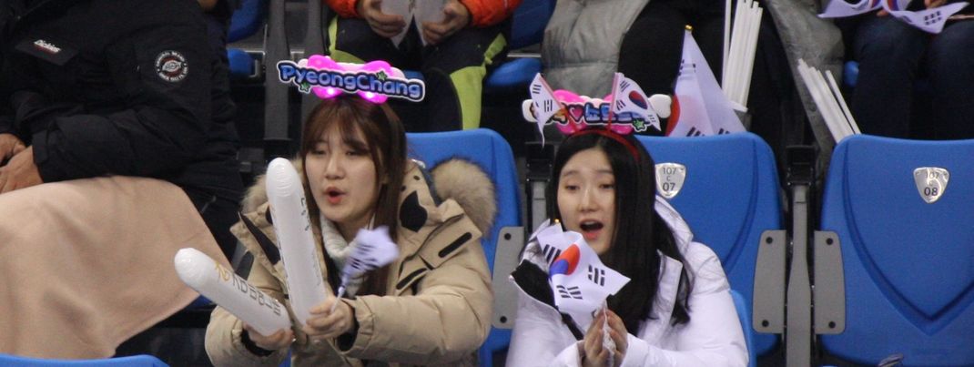 Being quite reserved most of the time, the Korean fans actually do love everything that flashes and makes a racket.