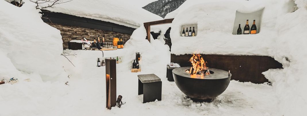 Stimmungsvolle Momente am offenen Feuer mit Grillkunst der Alpinen Küche - gemütlicher kann ein Abend nicht sein.