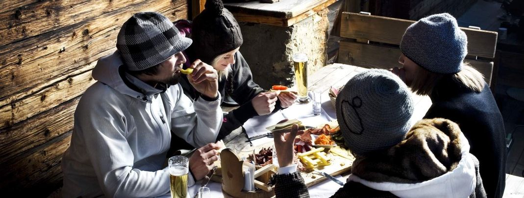 Zahlreiche urige Hütten laden in Sölden zum Verweilen ein