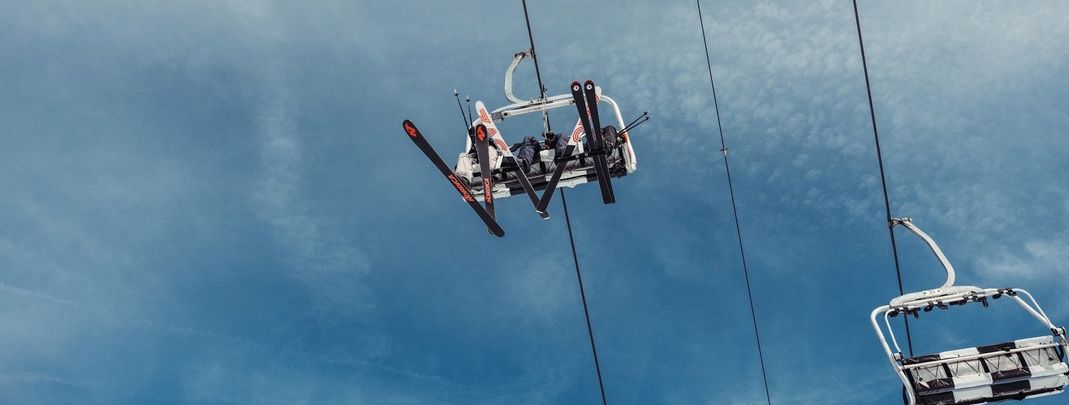 Das SkiFree-Programm gilt in über 70 Top-Skigebieten in Europa und Nordamerika – wähle dein Traumziel selbst aus.