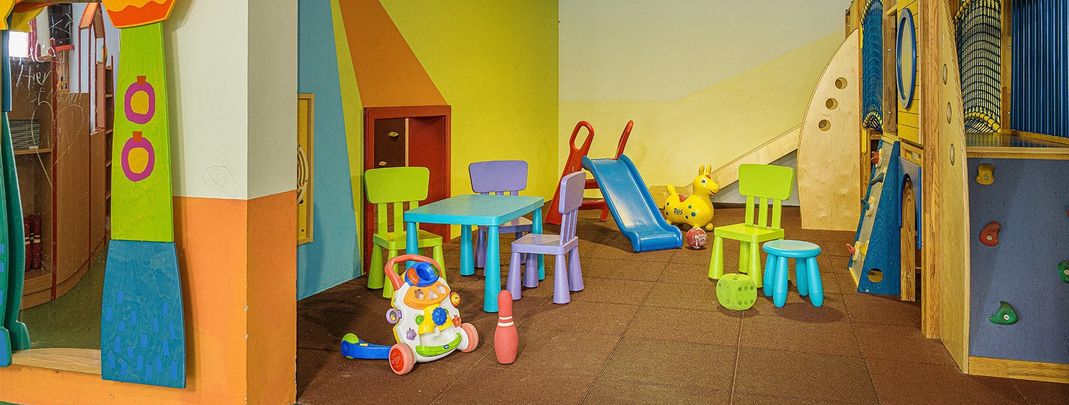 Der Kinderspielraum lädt zum Spielen und Toben ein.