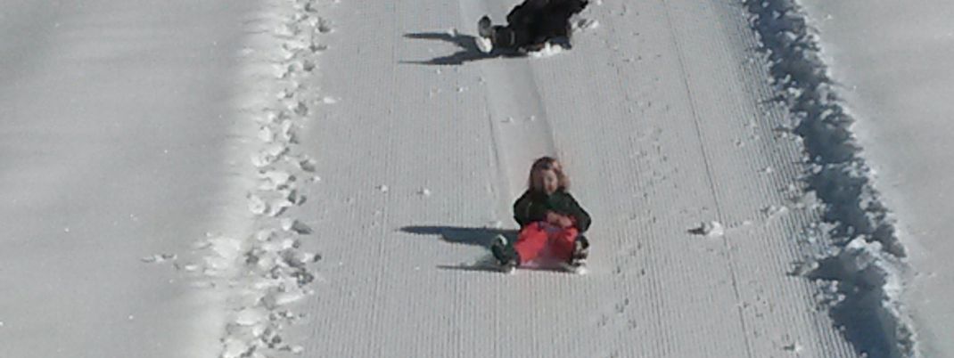 Kinder auf der Rutschbahn