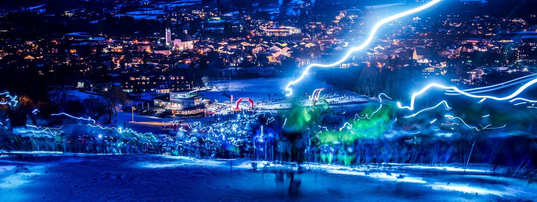 Wie Blitze schlängeln sich die Stirnlampen der Teilnehmer durch die Nacht.