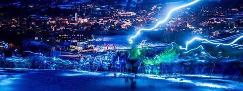 Wie Blitze schlängeln sich die Stirnlampen der Teilnehmer durch die Nacht.