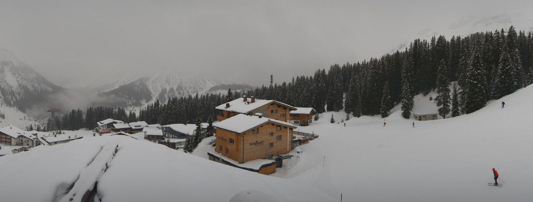 Über 30cm Neuschnee soll es bis Mittwoch am Arlberg geben. Hier der Blick vom Hotel Goldener Berg in Oberlech.