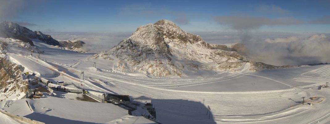 Am Dachstein Gletscher ist pünktlich zum Allerheiligen-Wochenende die Skisaison gestartet.