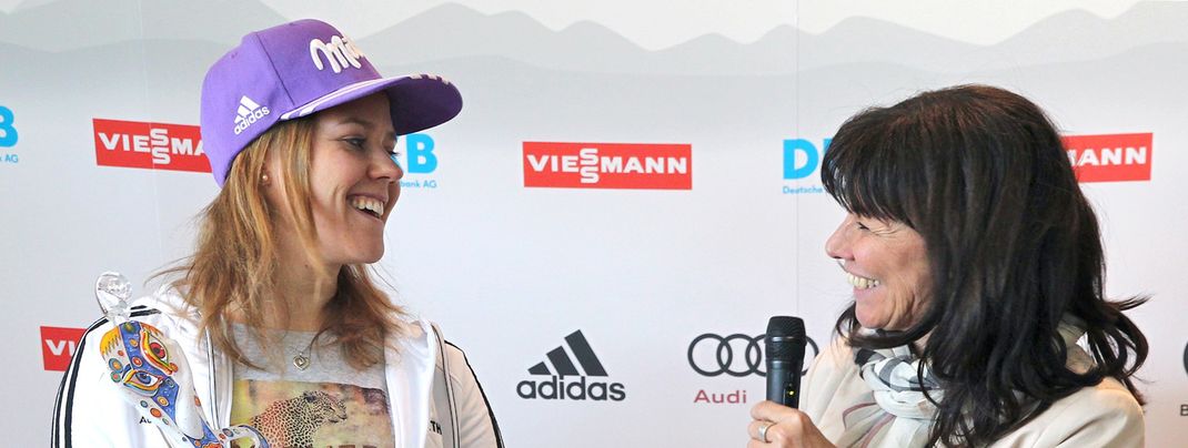 Viktoria Rebensburg (l.) und Martha Schultz hatten bei der Preisverleihung in der Sportresident Zillertal viel Spaß.