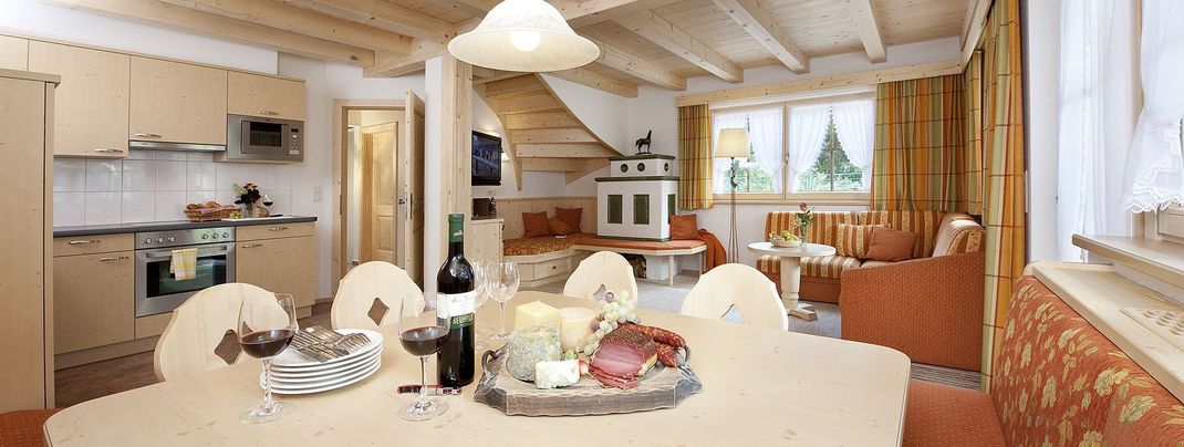 Viel Holz sorgt in den Alpenchalets Brugger für gemütliche Atmosphäre