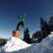 An Obstacles wie Kinked Box und Gastank können Snowboarder ihr Können unter Beweis stellen
