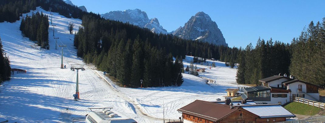 Vorerst kein Skibetrieb auch in Garmisch Classic. Am 18. Dezember wollte man hier in die neue Saison starten. Schnee liegt bereits.