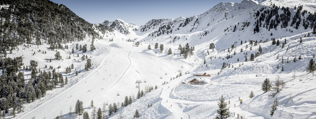 Abseits der Pisten bieten sich einige Möglichkeiten für einen Abstecher in den Tiefschnee.