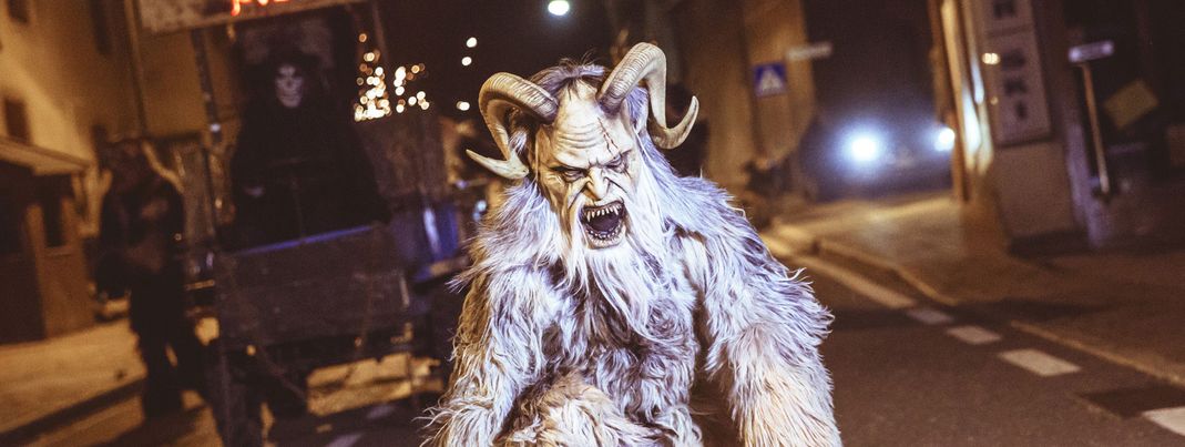 Knapp 1.000 Krampusse ziehen durch die Straßen von Pozza di Fassa.