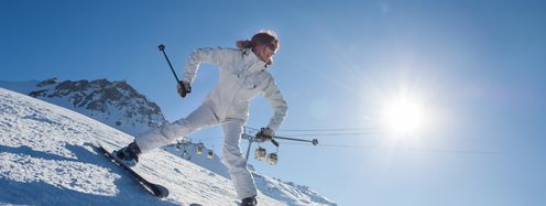 Erste Schritte auf der Piste: Mit der richtigen Ausrüstung und etwas Übung gelingt der Start ins Skifahren.