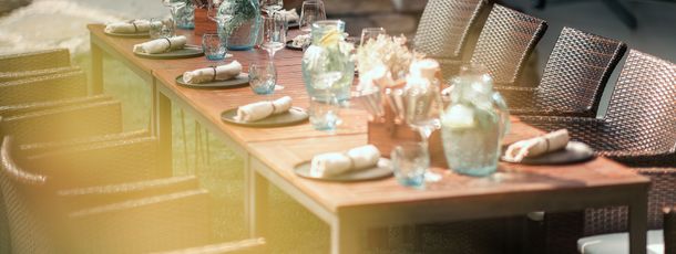 Gedeckter Tisch im Freien