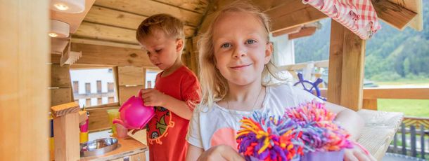 Unsere Kinder haben jede Menge Spass im Spielhaus