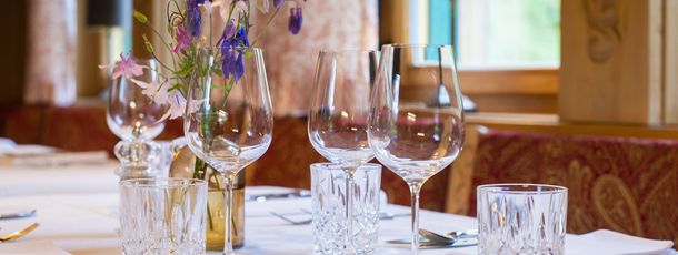 Gedeckter Tisch für das Abendessen