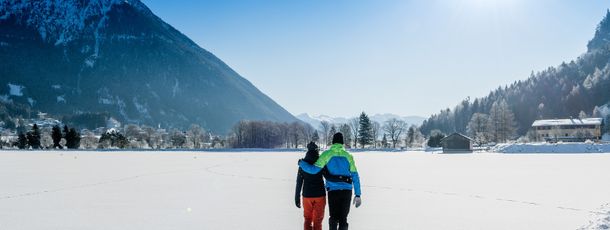 winterwandern am Seeufer in Maurach