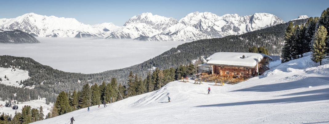 In der Kühtaile Alm kannst du dich am Kachelofen aufwärmen.
