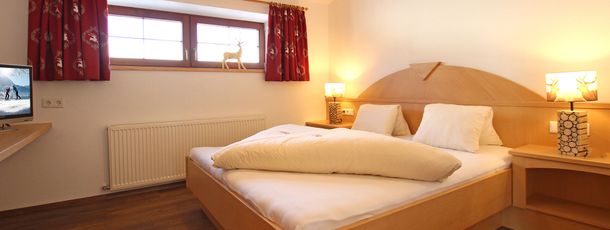 Schlafzimmer mit Fernseher