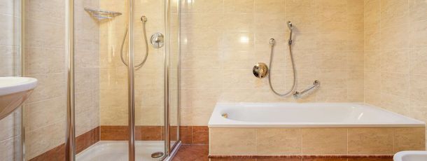 Badezimmer mit Dusche und Badewanne