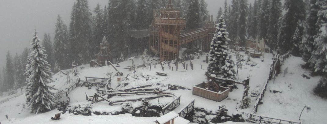 Tief verschneit ist derzeit das bei Kindern sehr beliebte Fichtenschloss auf der Rosenalm. Es liegt auf rund 1700 Höhenmeter bei Zell am Ziller. In den nächsten Tagen sollte hier der Schnee aber wieder komplett verschwinden.
