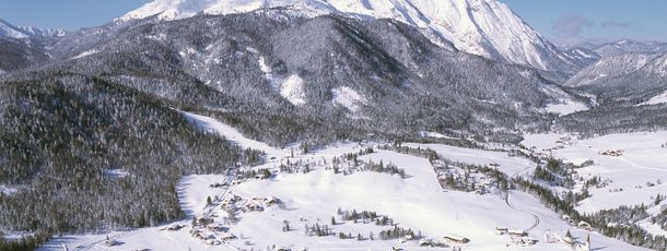 Steinberg am Rofan - dahinter das große Bergmassiv des Unnutz