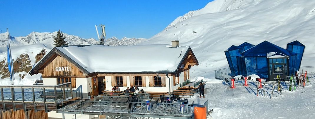 Die Gratli Hütte mit windgeschützter Sonnenterrasse.