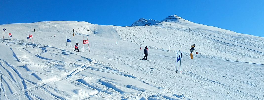 Kinder haben Spaß im aufgebauten Slalom-Parcours.