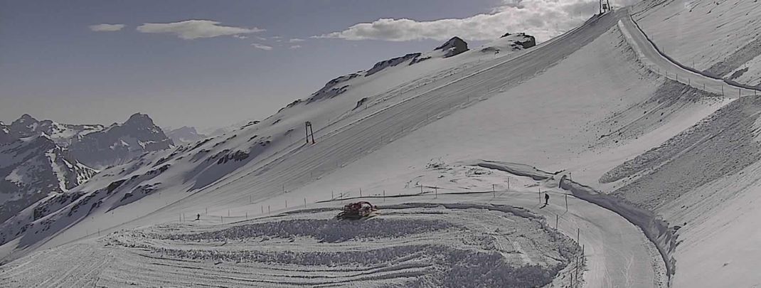 Über 7 Meter Schnee liegen im Mai noch am Titlis Gletscher.