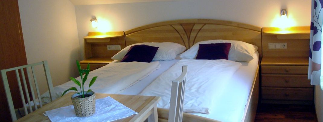 Dieses Doppelzimmer hat noch eine gemütliche Schlafcouch,Dusche und WC getrennt, Sitzecke, TV und Balkon