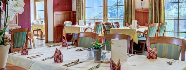 Speisesaal mit herrlichen Ausblick auf den Zeller See