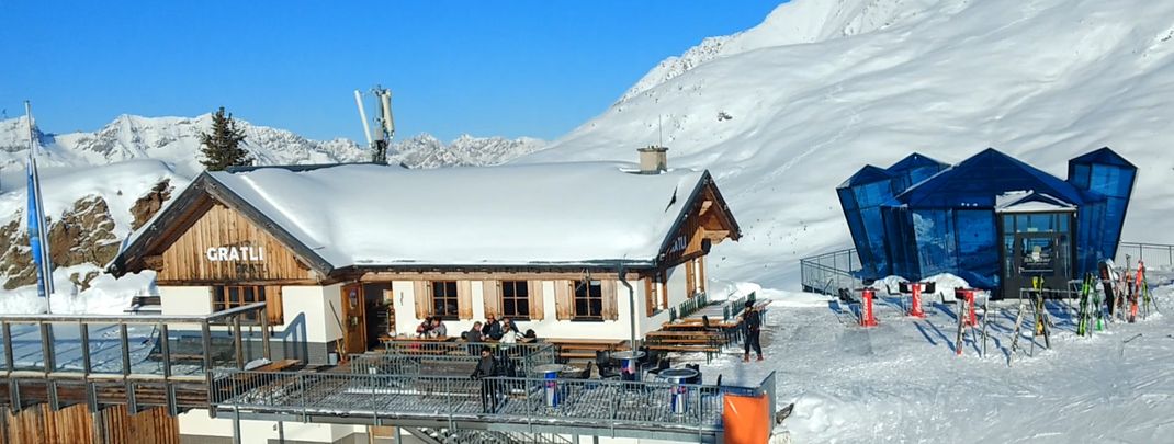 Schöne Panorama-Terrasse der Gratli-Hütte.