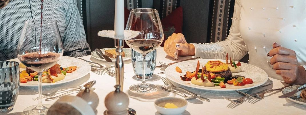 In den beiden Hotelrestaurants können Gäste Südtiroler Spezialitäten genießen.