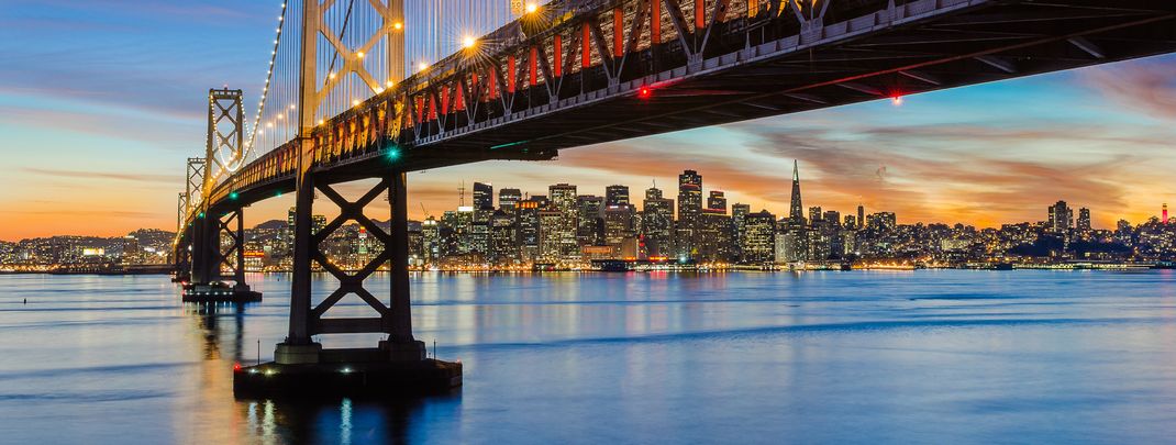 Bay Bridge mit der Skyline von San Francisco im Hintergrund