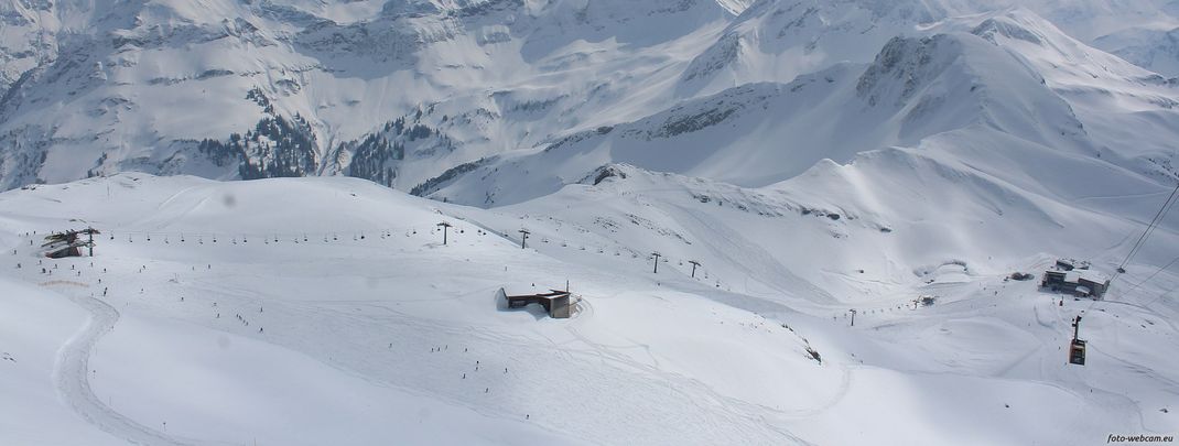 Auch am Nebelhorn ist die Schneelage nach wie vor gut, wie die Webcam an der Gipfelstation der Nebelhornbahn zeigt.