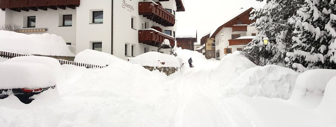 Schnee über Schnee: Kaum ein Durchkommen war für Autos im Januar unter anderem im Ortskern von Serfaus.