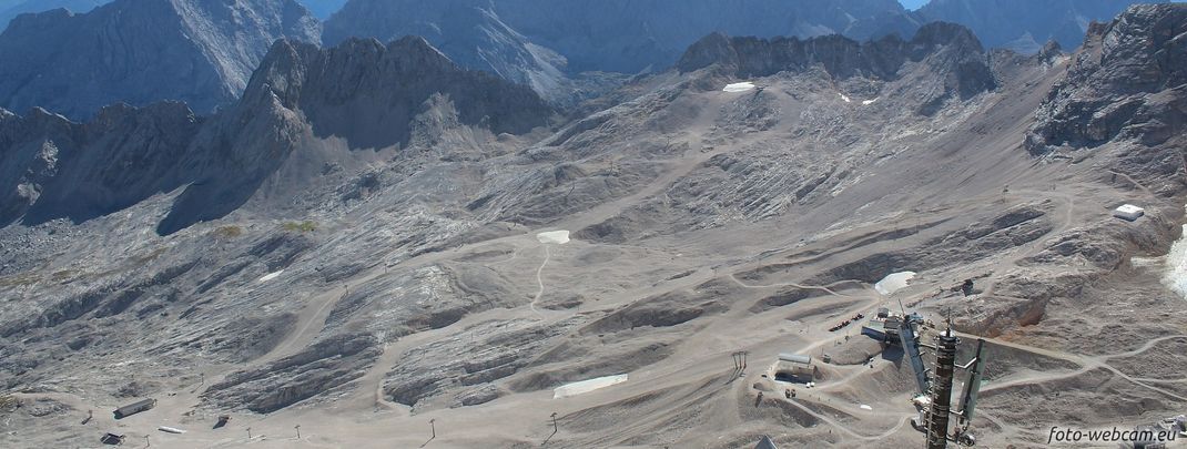 Auf dem Zugspitzplatt ist von Winter aktuell noch keine Spur. Ab Ende November sollen die Skilifte hier laufen.